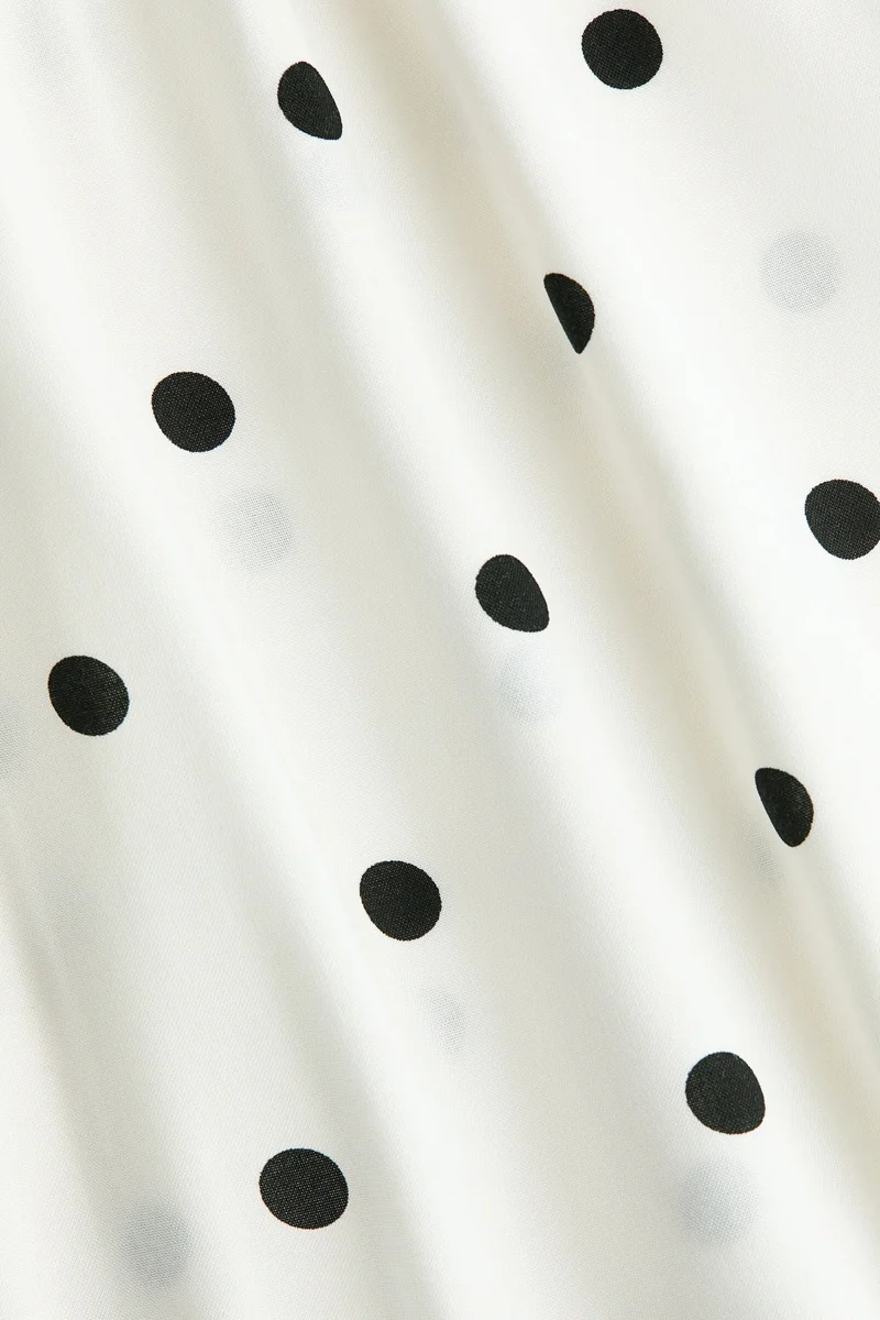 اتش اند ام فستان بحمالات كتف رفيعة ودرزات مجمعة